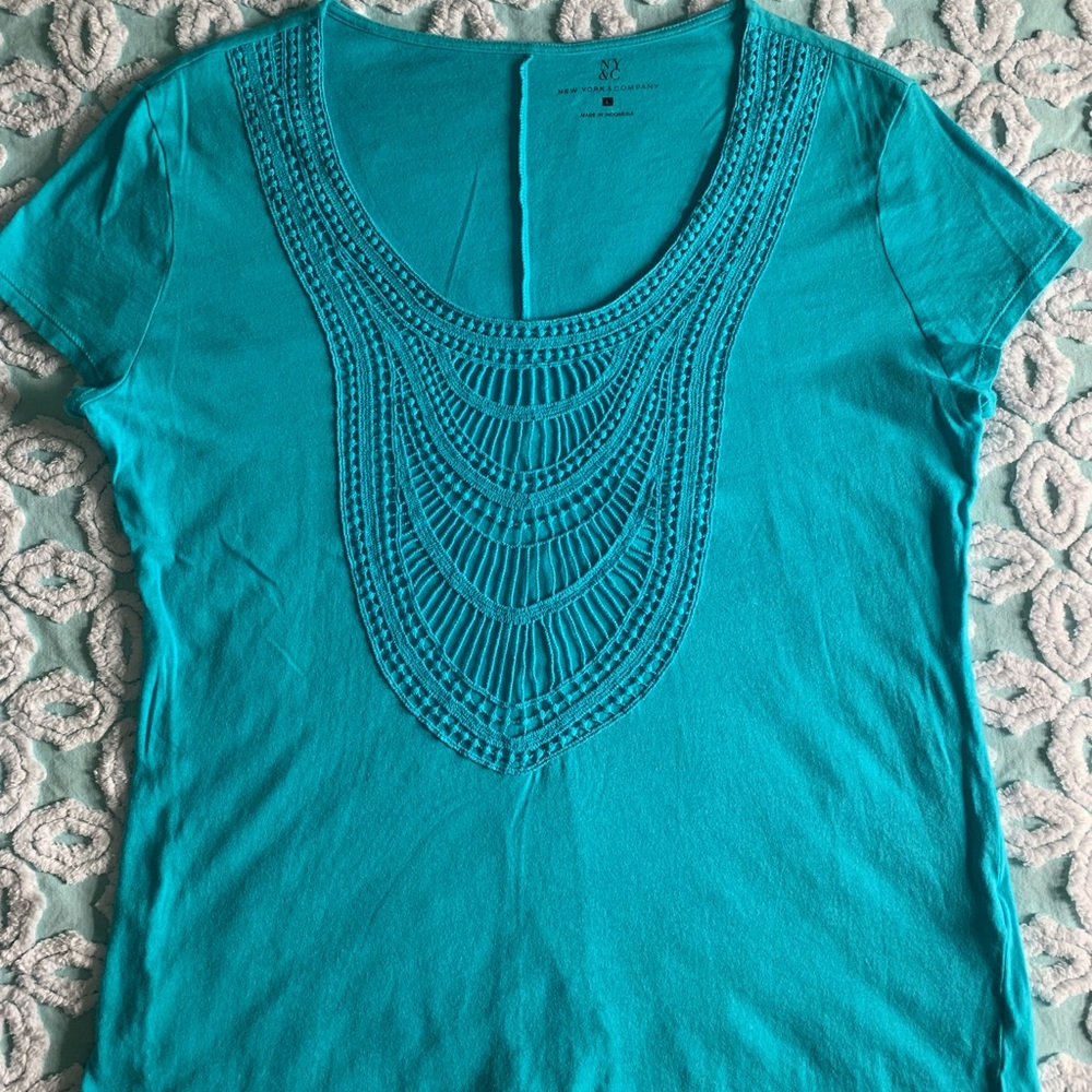 NY&CO turquoise tee with appliqué